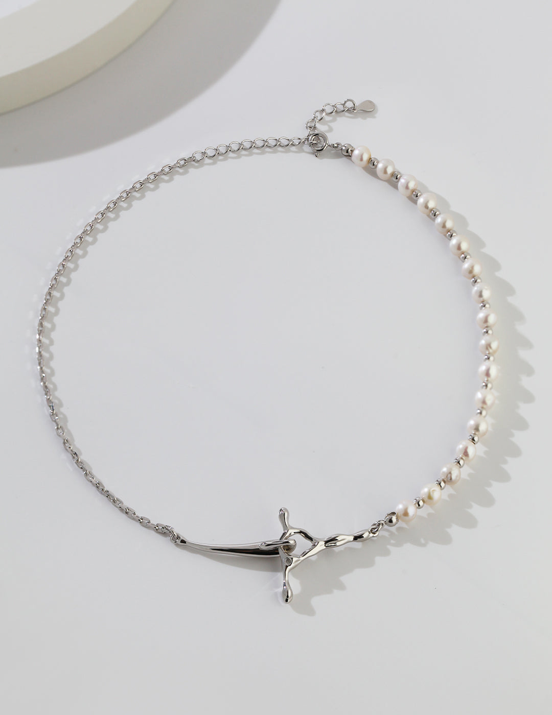 Cross hollow pearl necklace