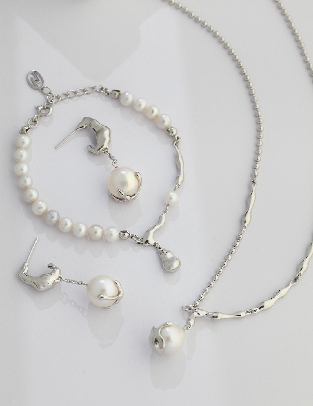 Baroque pearl pendant necklace