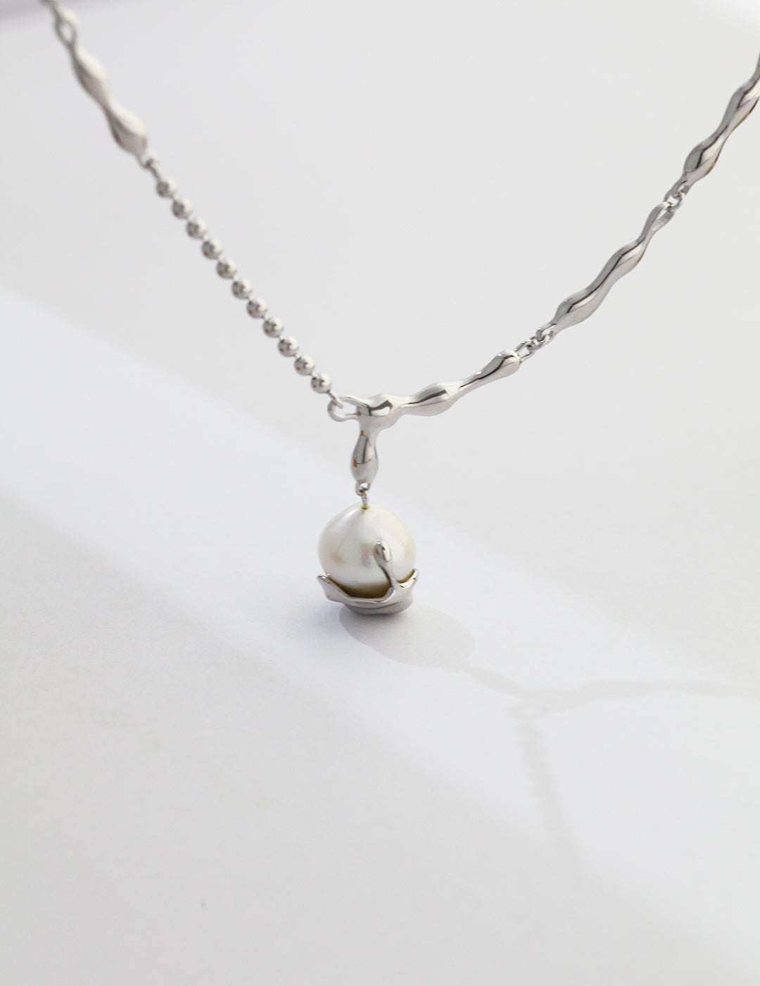 Baroque pearl pendant necklace