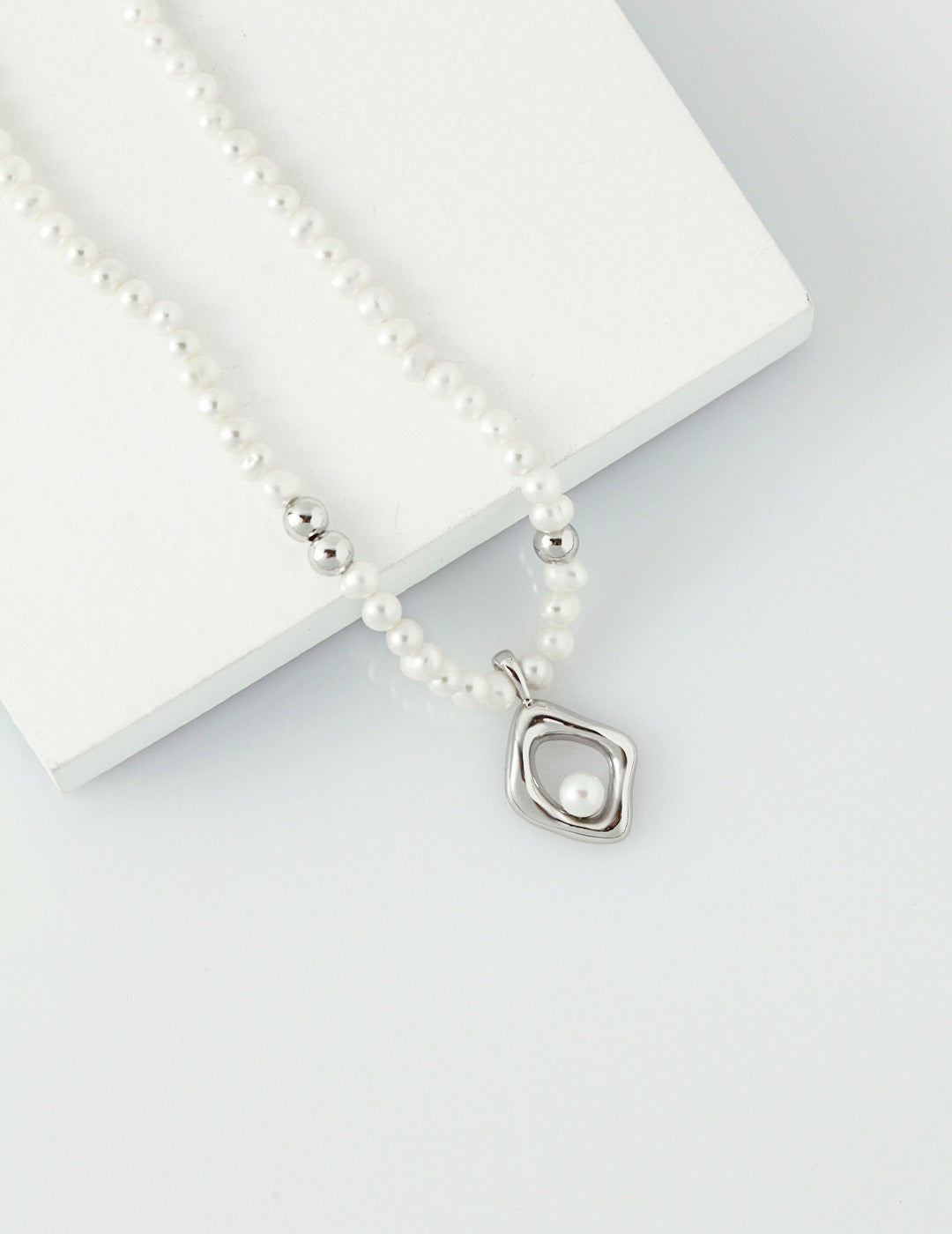 Eye pearl necklace