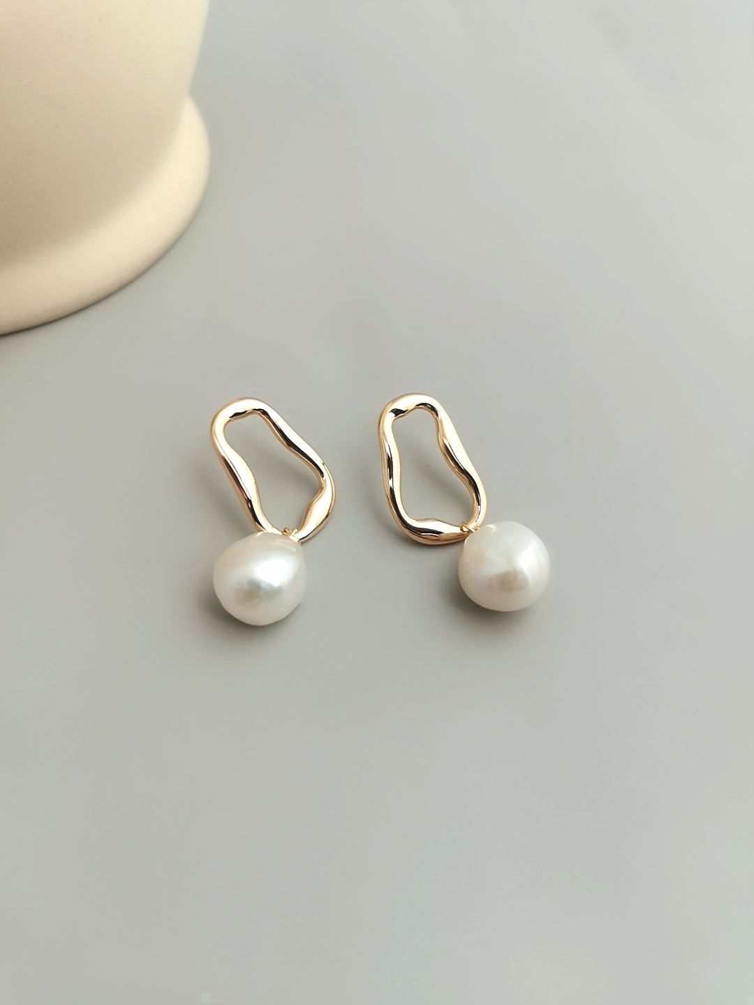 Single Bold Pearl Medium Hoops