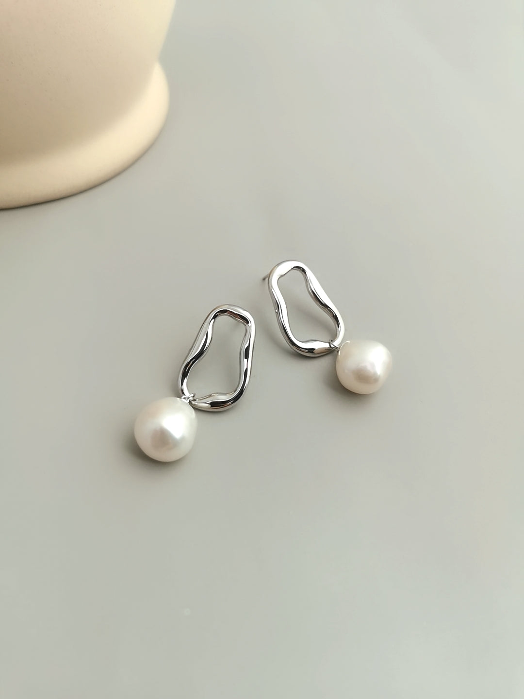 Single Bold Pearl Medium Hoops