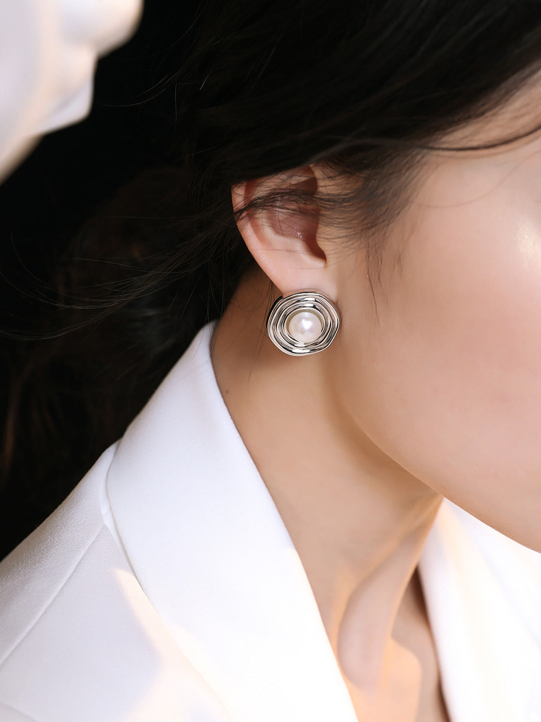 Bold Pearl Disk-shaped Earrings